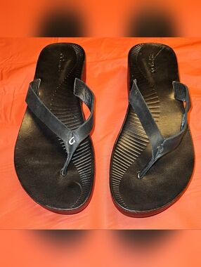 OluKai Ao Loa 2020 sz9 Black Leather Classic Thong Style w/Small Wedge Heel EUC